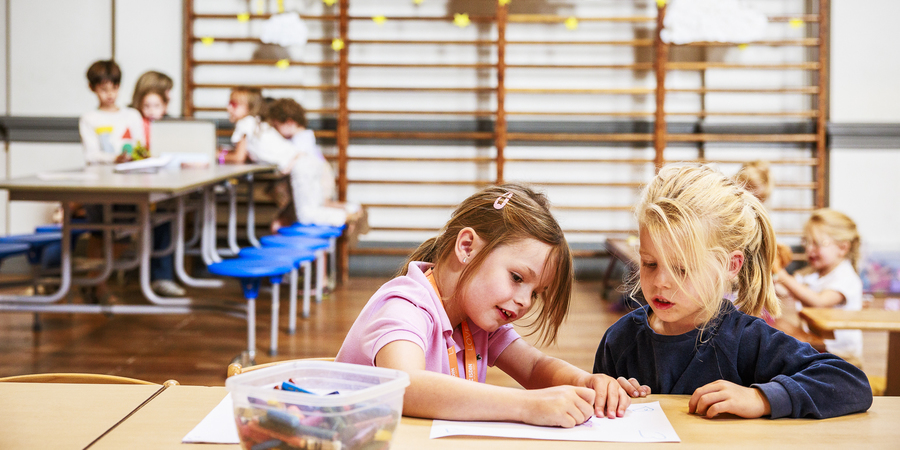 Kinderen zijn samen aan het kleuren